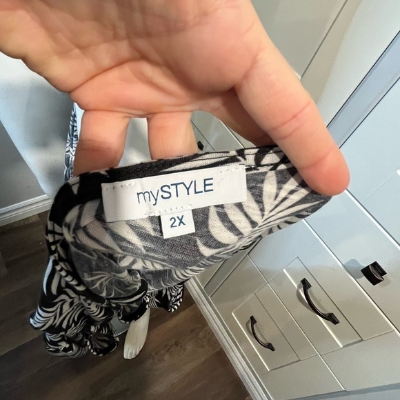 Black and White Floral Women's Dress - Picture 4 of 4